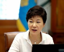 朴대통령 기초연금 사과…"영혼 없다" vs "현실적"