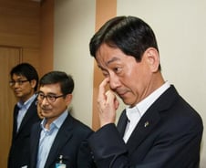 진영 파동, '사퇴설'에서 두 번의 '항명'까지