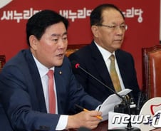 與 "동양그룹 총수 일가 사재 출연해야"