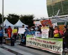 [르포]대구까지 올라간 '밀양 송전탑', 신기한 표정의 외국인들