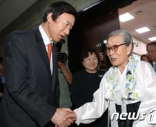 "외교부 위안부 無대책" vs "어떤 정부보다 노력" 공방