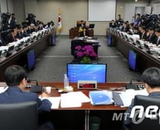 [현장클릭]김정훈 정무위원장 "밥은 다 차려놨나"