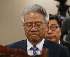 고개 숙인 현재현, 불리한 질문엔 “모르겠다”