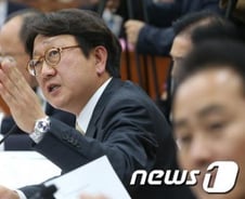 국회의 셀프 디스? "보좌관 골프접대" 말에 정적이…