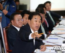 이재오 "與 말 아끼고 가려서 해야" 쓴소리