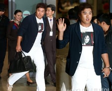 '금의환향' 류현진 공항패션, 티셔츠 속 여인은 누구?