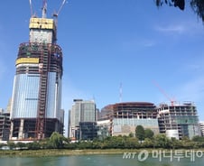 고층아파트 헬기충돌…"제2롯데월드 비행안전 문제없나?"