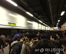 청량리~제기동 멈춰선 코레일 전동차… 시민들 '분통' 