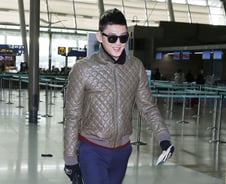 유아인 출국, 블루종+선글라스…'상남자 공항패션'