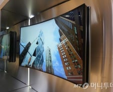 삼성전자, 휘어지는 ‘벤더블 TV’ 공개