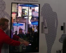 거울도 되고 속도 훤히 보이는 미래 디스플레이