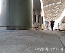 [단독] 서울역 바닥 내려앉았다, "굴착공사 지속땐…"