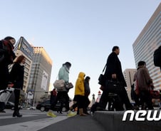 "벌어도 안 모여요"… '성실한 빚쟁이'들의 나라