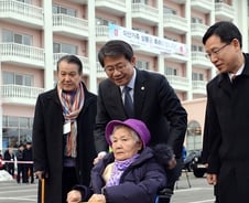 이산상봉단 금강산으로 출발…2명은 구급차로