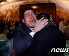 "행님아"  오열…납북자 5명 이산상봉(종합)  