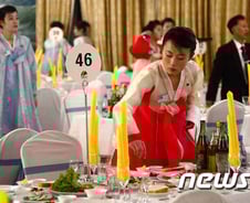 이산상봉 만찬 "통일이 된 것 같다".. 60여년만의 식사