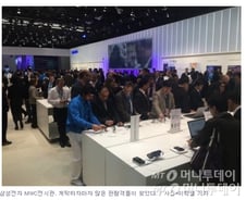 [현장]북적이는 '한국관'…'갤럭시S5' 어디간거야?
