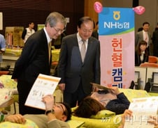 [현장클릭]피(血) 좀 뽑으면 안될까요?"…회장님의 '간청'