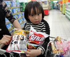 中 하루매출 1500만원 마트 "한국보다 3배 비싸도…"