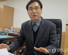 "안전벨트는 매면서 안전모는 왜 안쓰나요?"