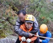 200m 암벽 위 부상자 구출 "상상을 초월하는 전쟁터"