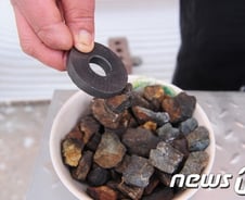 [단독]고창서 '운석' 추정 암석 40여개 무더기 발견 