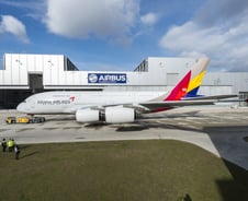 '하늘을 나는 호텔' 에어버스 A380 도장 공장 가보니..