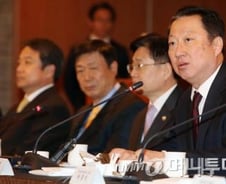 [현장+]삼성·현대차 CEO들도 환율급락 우려