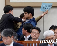 [단독]국회 외통위 '한미방위분담 비준 반대 기습 시위'