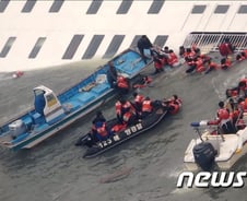 [단독] "선장이 먼저 구조 경비정에 타있더라"
