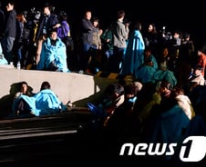 "배 안에 아직 생존자 있다" 문자 제보 이어져