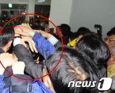 정홍원 총리, 세월호 실종자 가족에 '물세례' 봉변