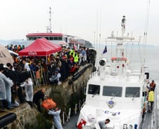 침몰 세월호 120m 거리 남학생 시신 1구 추가 인양(상보)