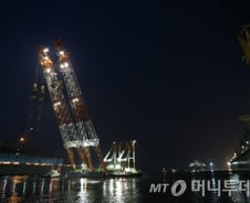 조선사 구조작업에 팔걷어…해상크레인에 잠수부도 급파