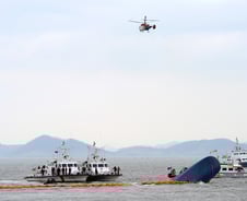 단원고 학생들, 60대 어르신 먼저 구하려 안간힘 쏟았다