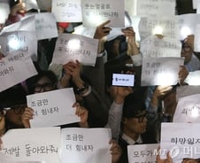 쏟아지는 빗줄기 속, 침묵한 단원고 학생들의 두 손엔…