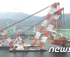 해상크레인 1척 도착… 선체 수색 언제쯤? 