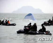 '침몰 세월호' 해경 "오후 3시 선내진입 시도"(상보)