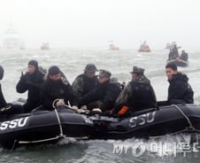 바다선 목숨건 선내 진입…정부는 입만 열면 '대혼란'