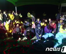 "엄마 놓지마. 절대 안돼" 무릎 꿇은 어머니들 '통곡의 팽목항'