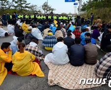 세월호 실종자 가족, 진도대교 대치 4시간만에 체육관으로 