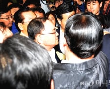 "장관님 오십니다"·자작시… 속 뒤집는 정치인들