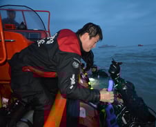 선체 내부 집중 수색…무인 잠수정 투입