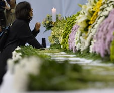 눈물의 헌화…"돌아와라 아들 딸, 미안해, 미안해"