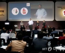 "평생 설탕물 팔래? 세상을 바꿀래? 우린 둘다 한다"