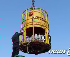 '다이빙벨' 팽목항 도착… 투입 위해 바지선으로 옮기는 중