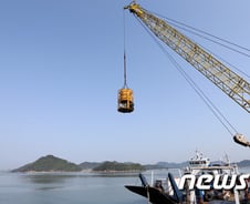 사고 열흘째, "선체 인양 보다, 수색 작업이 최우선"  