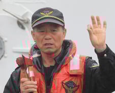 '첫 구조' 해경, "경사 심해 선체진입 못 하고 대공 방송"(상보)