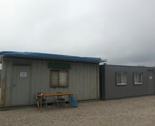 신지 못한 운동화·짝 잃은 슬리퍼가 주인 기다리듯…