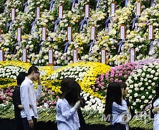 세월호 생존 학생들, 분향소 찾아 친구들 넋 기려